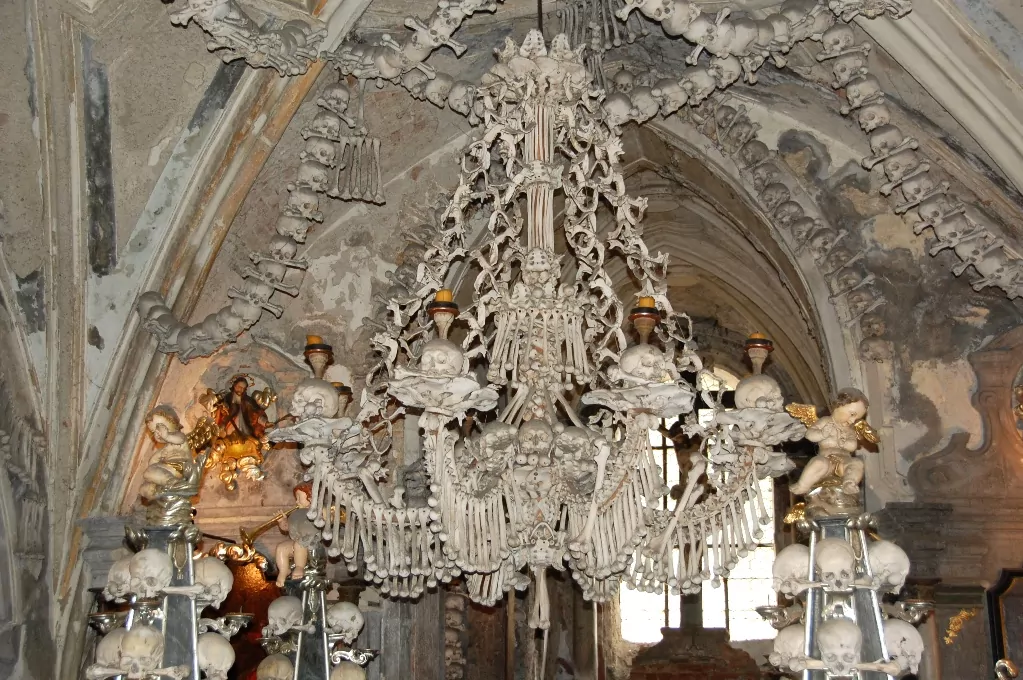 Skelettkyrkan i Sedlec, i Tjeckien, är dekorerad med ben från 40 000 människor