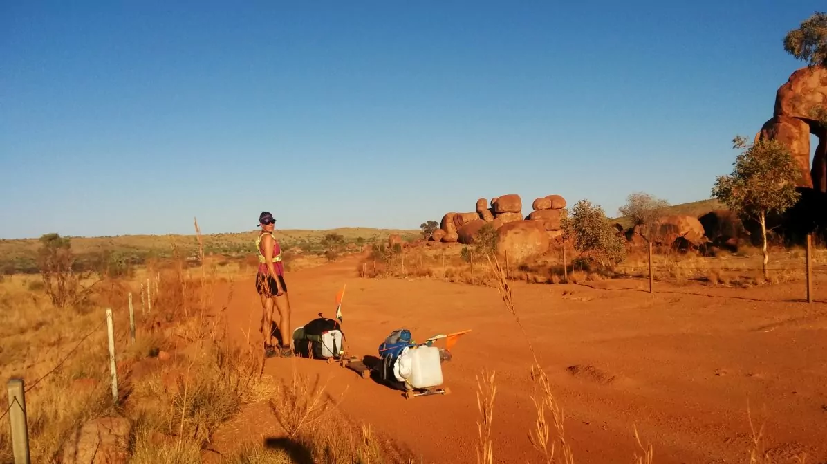 Sofia med sin bräda i Devils Marbles i Australien