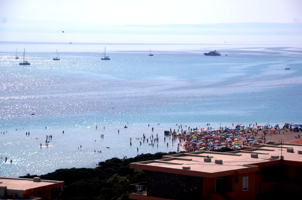 Strand norr om Stintino på Sardinien - långgrunt och trångt!