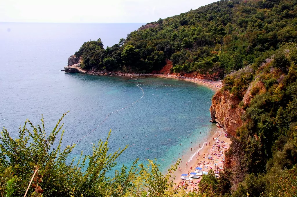 En vacker strand i Budva - vi stod ovanför och undrade hur folk kom dit!?