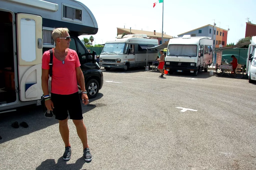 Ställplatsen i Marina Ragusa är på asfalt mitt i solen, men vi har fått suveränt mottagande!
