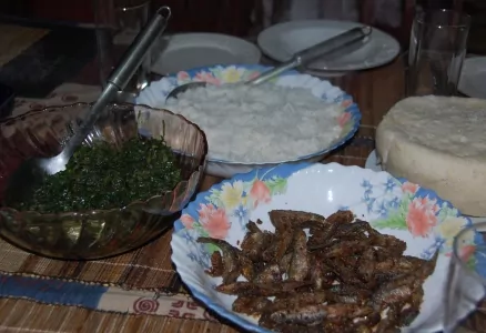 Sukuma wiki, ris, små fiskar och ugali