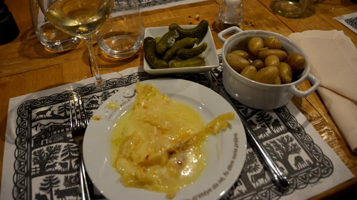 Raclette i Schweiz serverad på traditionellt vis 