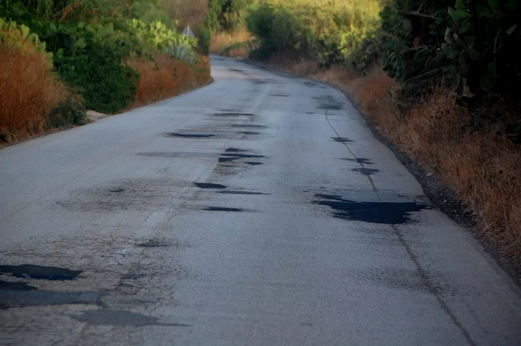 Siciliens vägar är lappade och lagade precis överallt