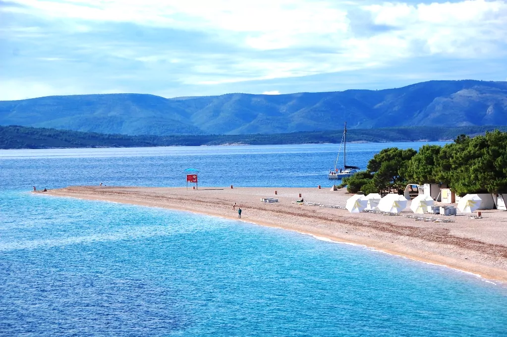 Zlatni Rat sticker ut som en lång udde i havet