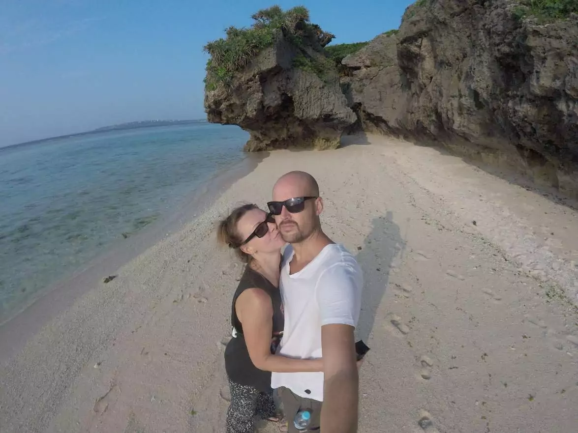 Lyckliga tillsammans på Sesoko beach på Okinawa