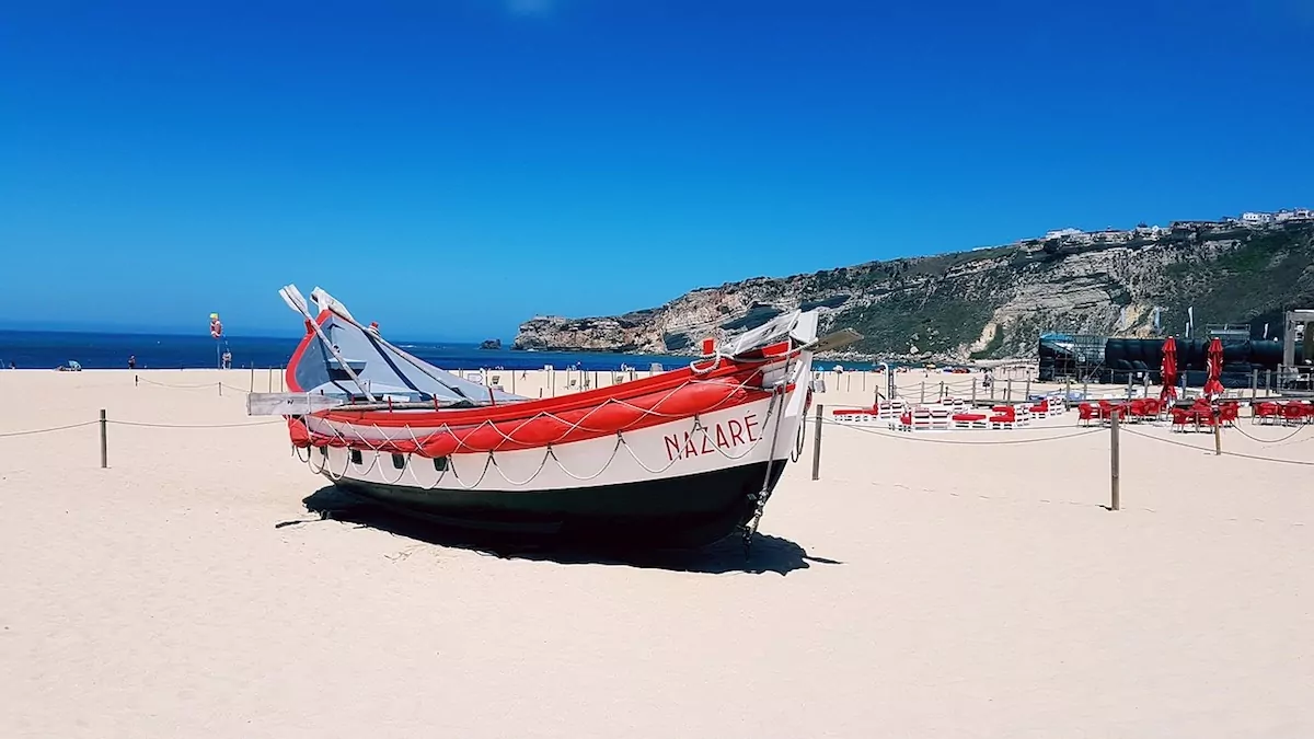 Fiskebåt och sevärdheter i nazaré