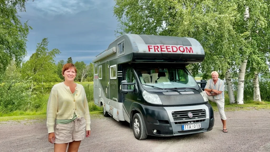 Helena och Peter med husbilen i Borlänge