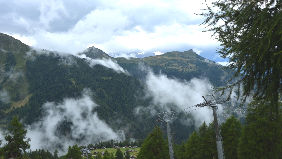 Schweiziska alper och moln