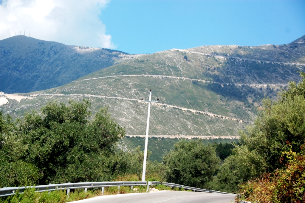 Vägarna slingrar uppåt, uppåt som serpentiner längs bergen på Albaniens bergsvägar