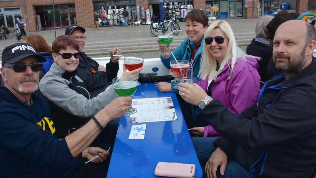 Med husbil i Wismar - husbilsgänget dricker Berliner weisse