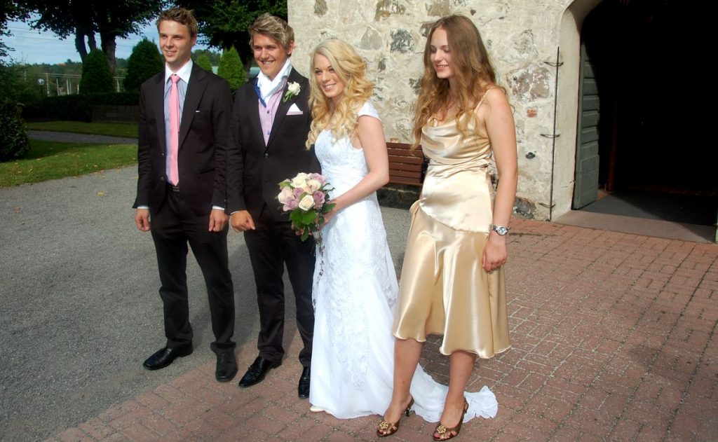 Brudparet tillsammans med deras best man, Robins kompis Stefan och tärna, Alexandras syster Gill