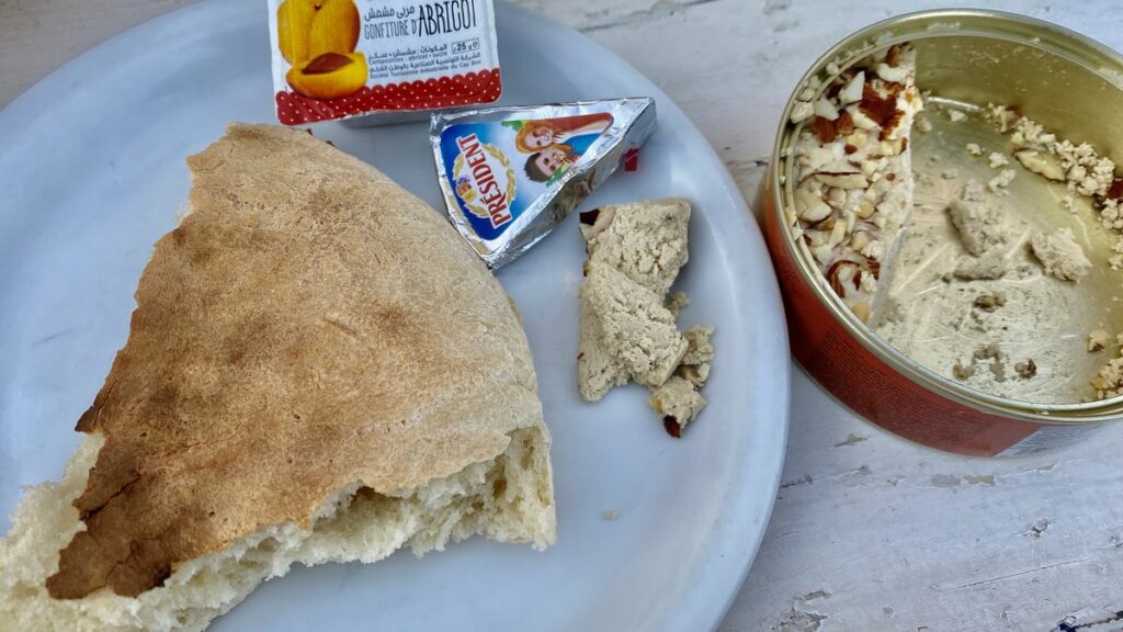 Bo i tält i Tunisien och äta frukost