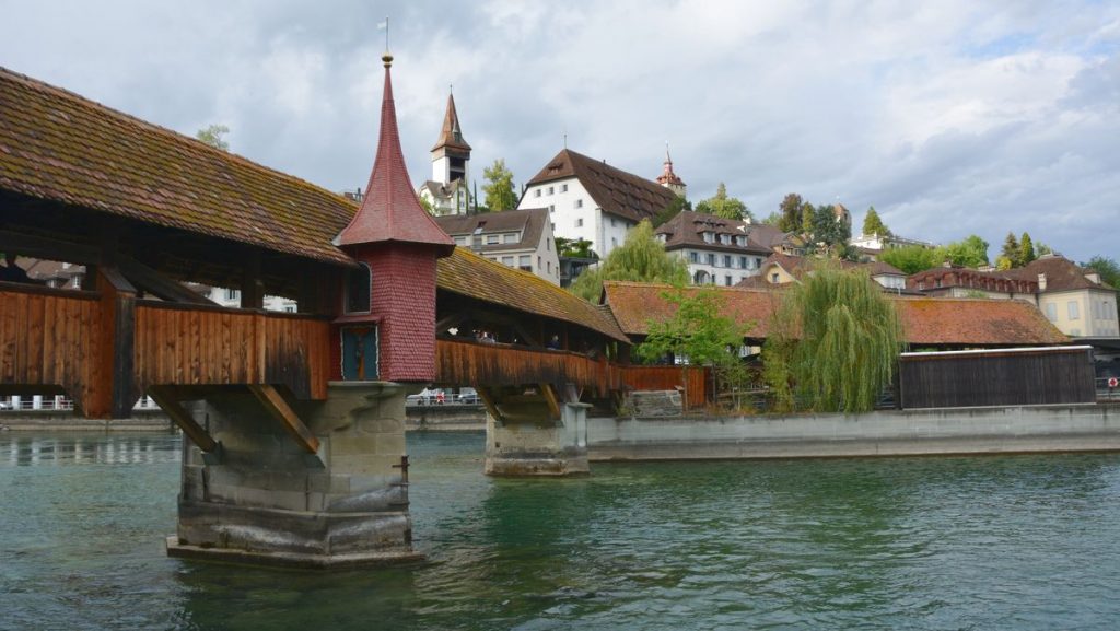 Vid Spreuerbrücke i Luzern i Schweiz