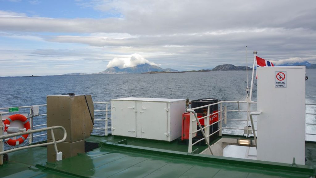Utsikt från Hurtigbåten, på väg till Arnoy