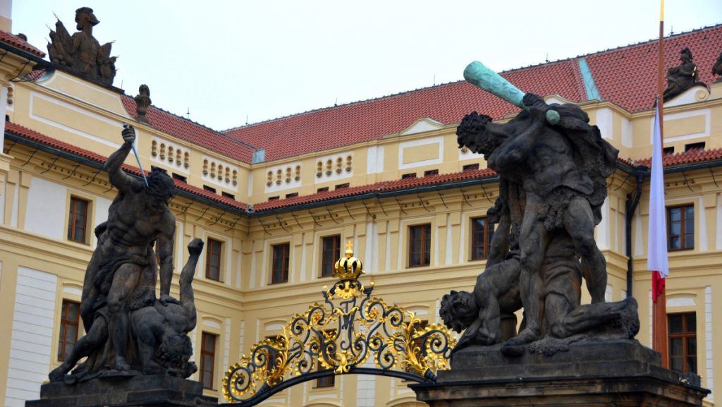 Ingången till Pragborgen - liiite våldsamma statyer?