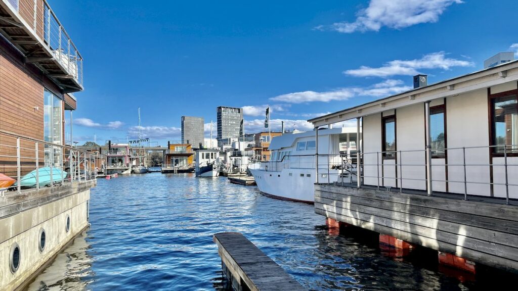 Husbåt i Stockholm i Pampas marina