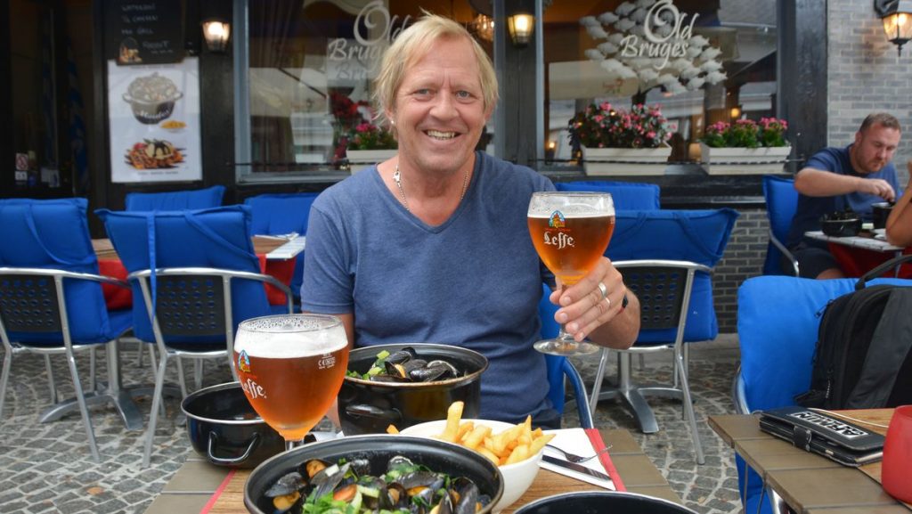 Peter med öl i Flabdern i Belgien