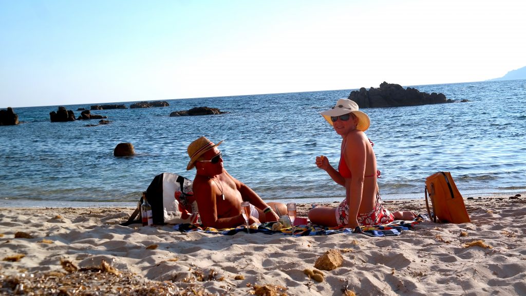 Picknick på paradisstrand på Korsika