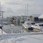Snöoväder i Stockholm – och en lutande husbåt