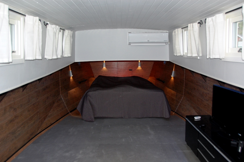 Vår säng längst fram i båtens för
