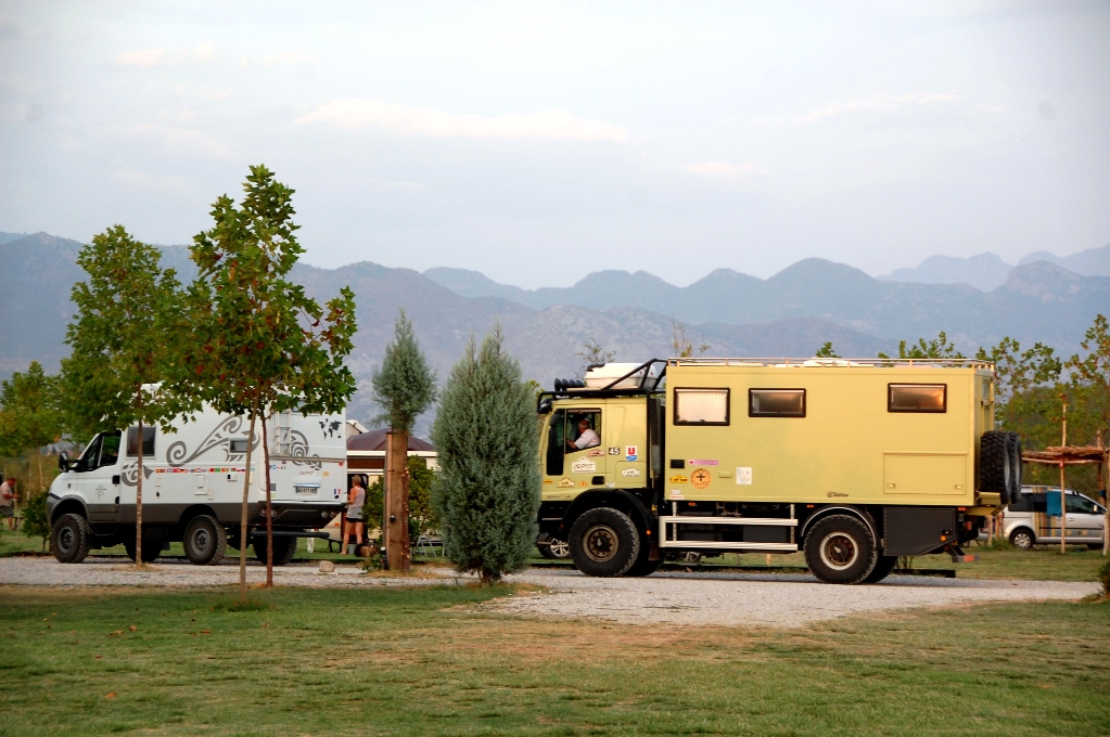 Två terränggående husbilar på Lake Shkodra Resort