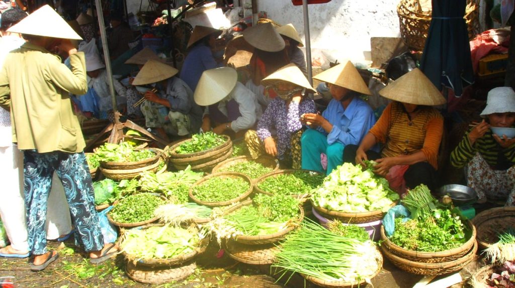 Färska grönsaker och kryddväxter i Vietnam
