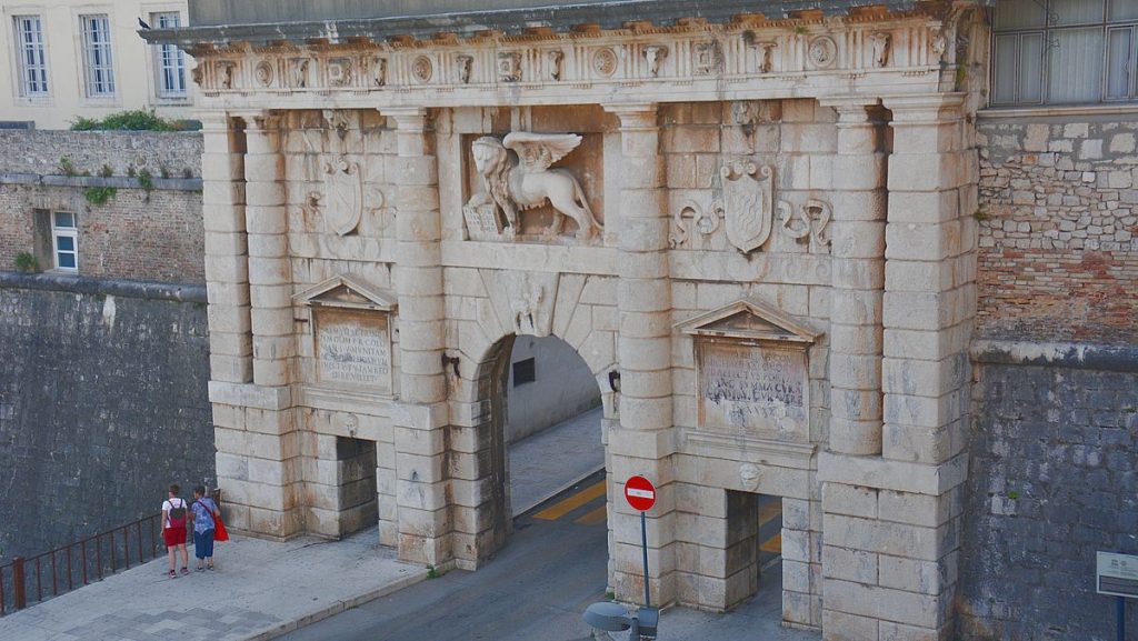 Stećci medeltida gravstenar - stadsmur i Zadar