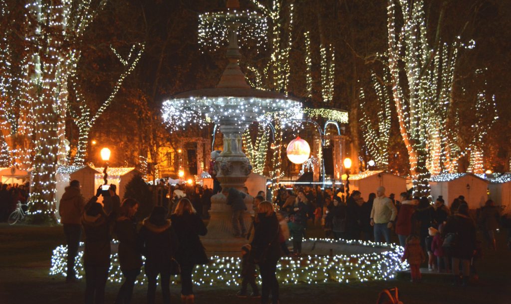 Julmarknader i Europa - Parken i Zagreb är upplyst