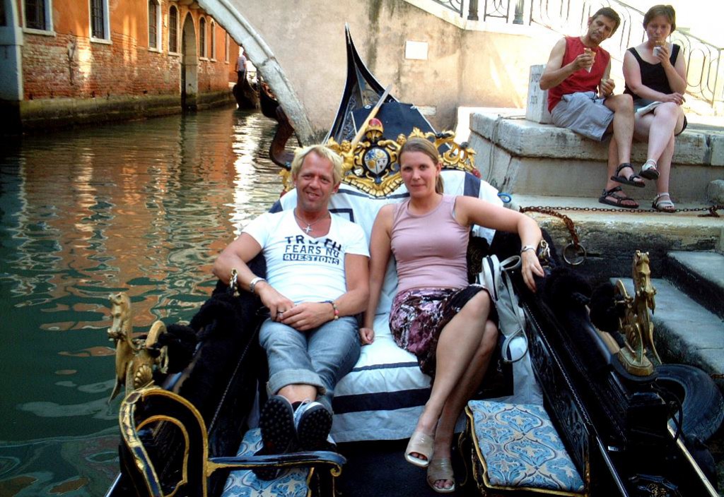 Peter och Helena i en gondol i Venedig