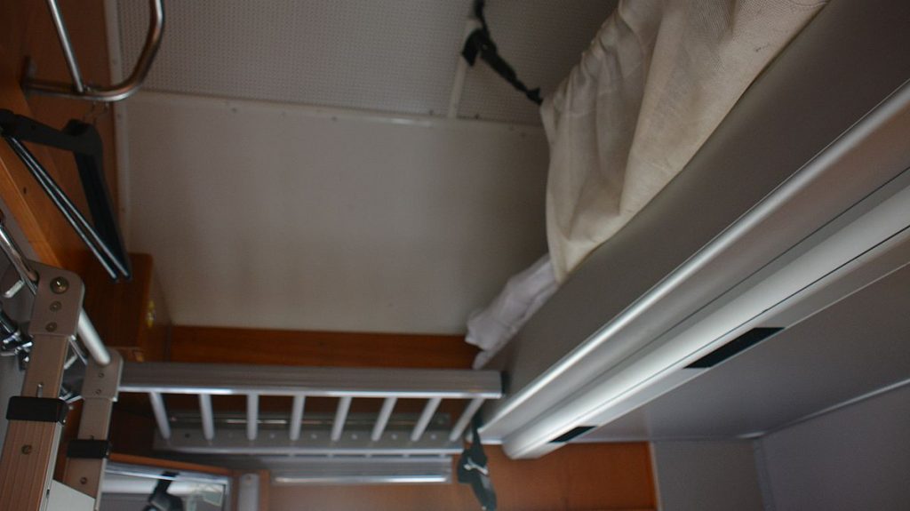 Säng i sovvagn på nattåg i Sverige