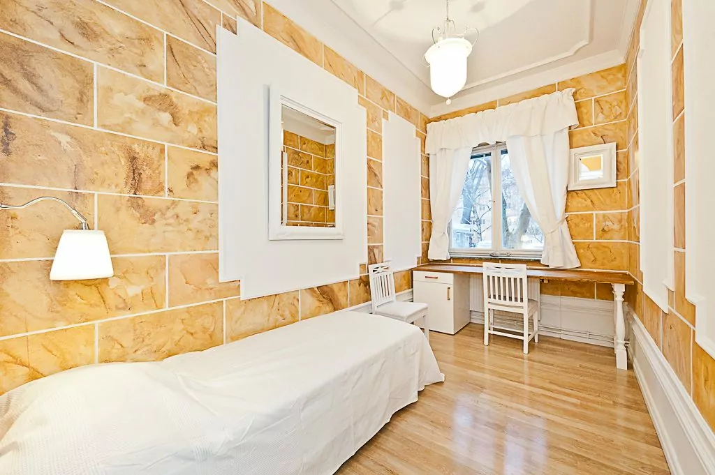 Väggarna i det lilla sovrummet är marmorerade för hand med pensel