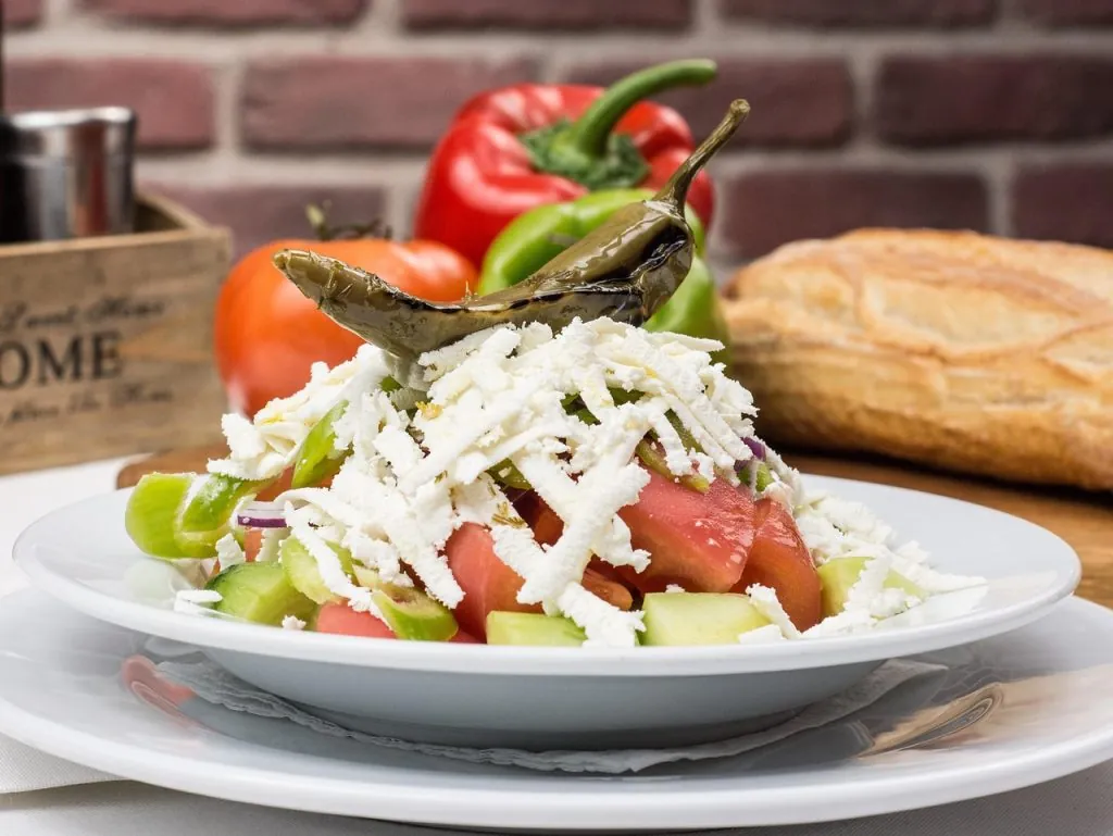 Shopska-sallad serveras ofta till nordmakedonsk mat