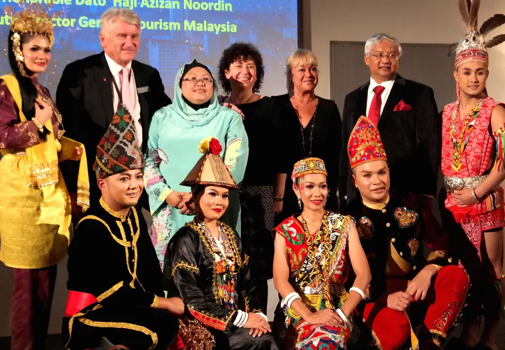 Malaysisk afton: De malaysiska dansarna tillsammans med personal från Malaysian Tourism board