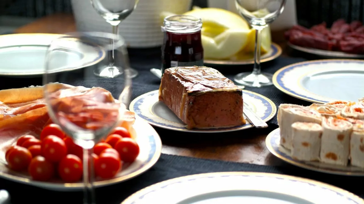 Lunchbjudning med plockmat i husbåten