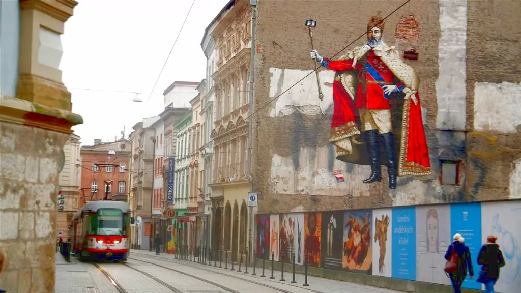 Spårvagn och kreativ "graffiti" i Olomouc (Lägg märke till kungens selfie-stick!)