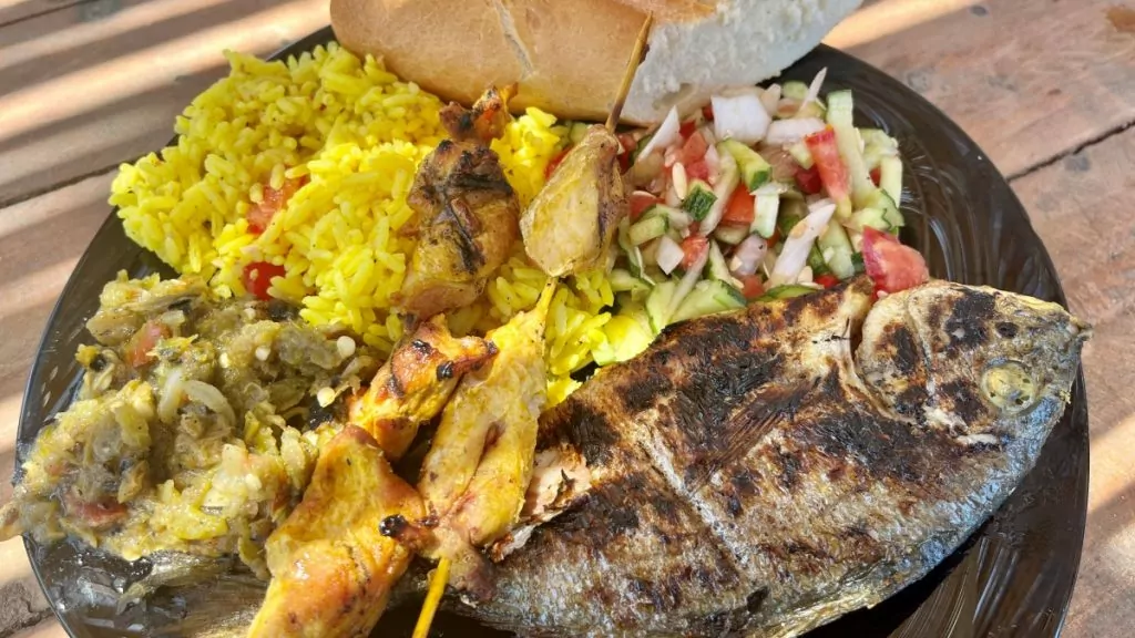 Lunch i Tunisien med grillad fisk