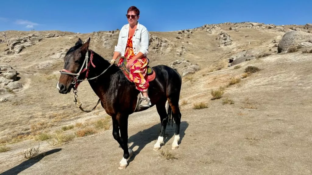 På häst i Regionen Urgut i Uzbekistan
