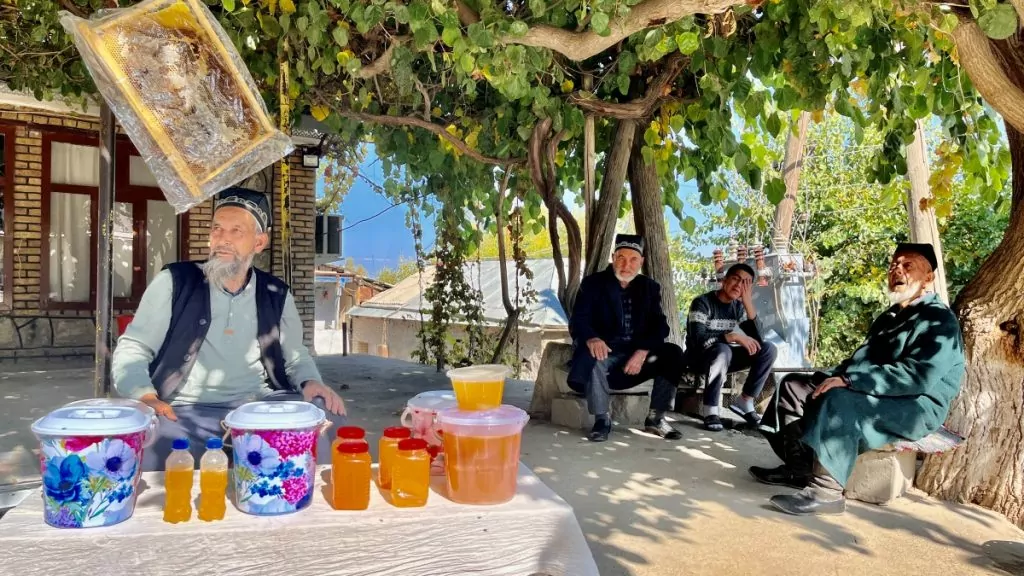 Regionen Urgut i Uzbekistan - män som säljer honung