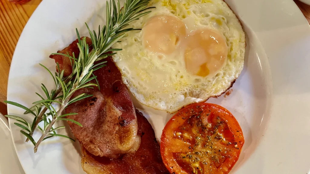 Frukost med ägg och bacon