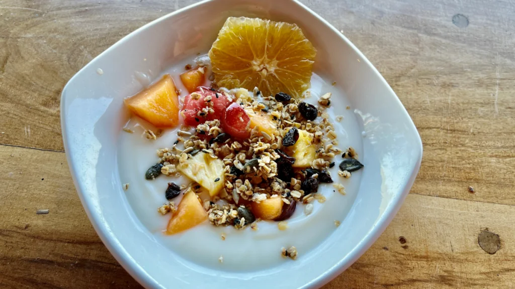 Yoghurt med musli och frukt