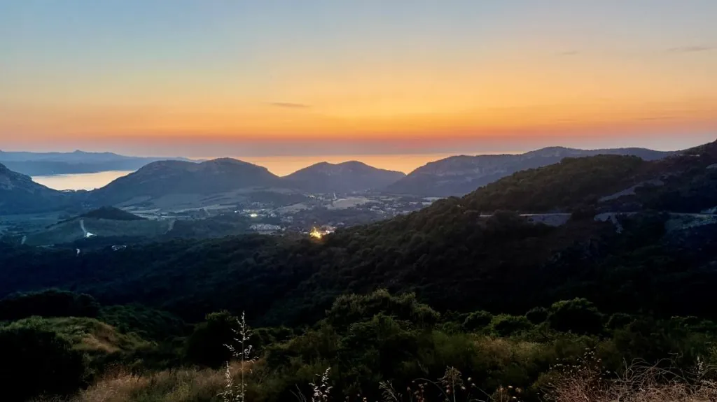 Solnedgång över bergen
