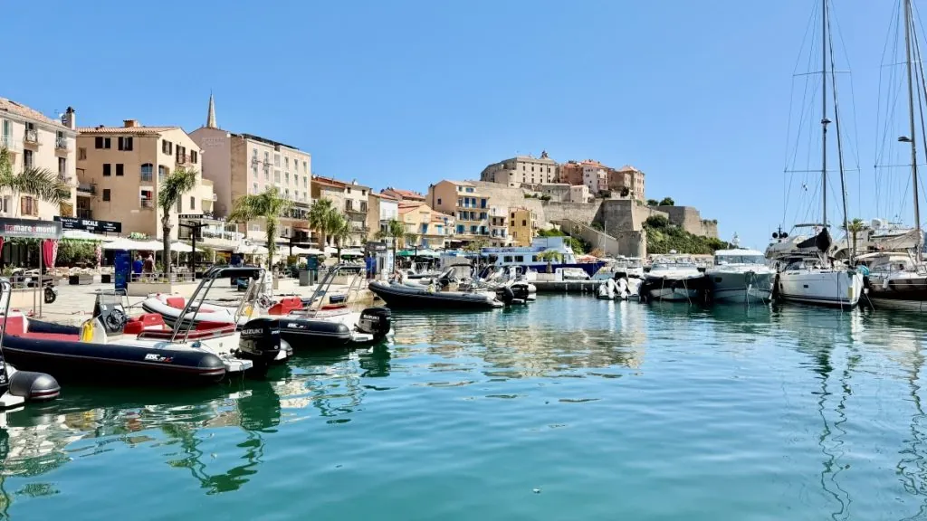 Att göra i Calvi på Korsika - resemagasinet FREEDOMtravel