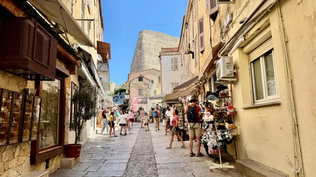 Att göra i Calvi på Korsika - resemagasinet FREEDOMtravel