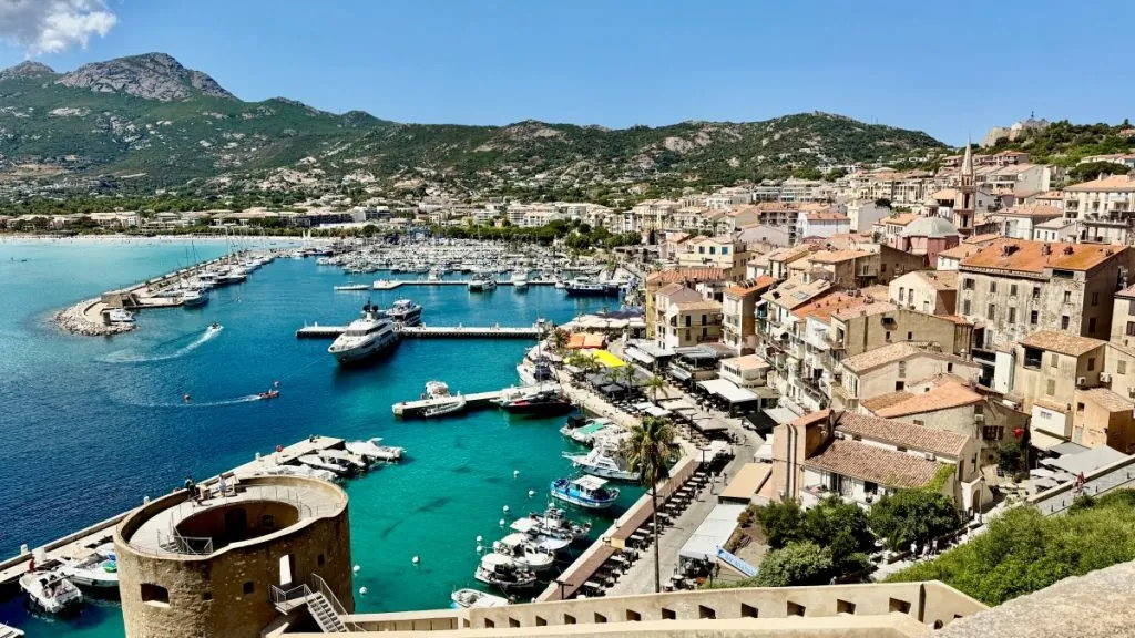 Att göra i Calvi på Korsika - resemagasinet FREEDOMtravel