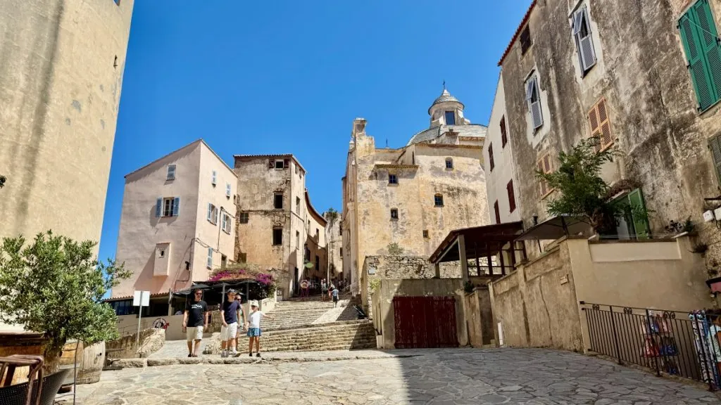 Att göra i Calvi på Korsika - resemagasinet FREEDOMtravel