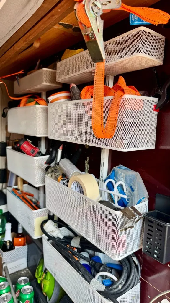 Utrustning i husbilen - hyllor i garaget