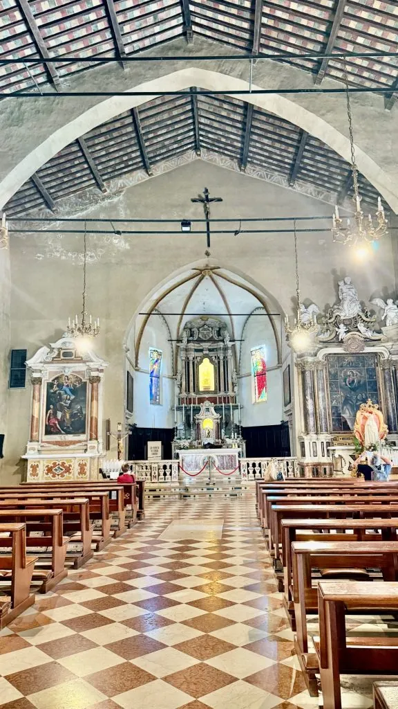 Santa Maria della Nueve interiör