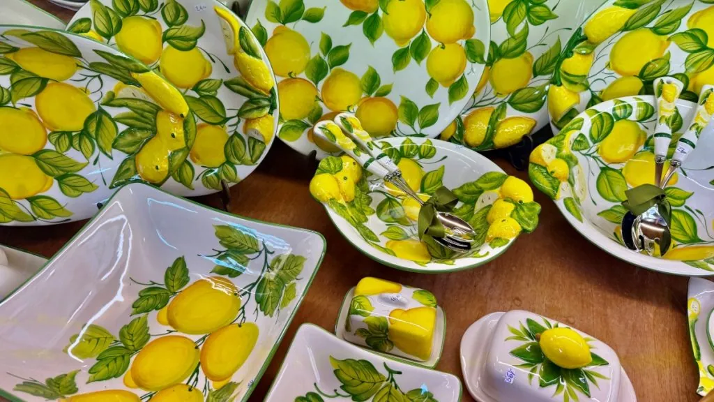 Porslin med citronmönster