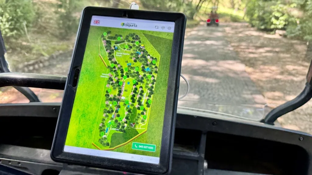 Med golfbil i Parco Giardini Sigurtá